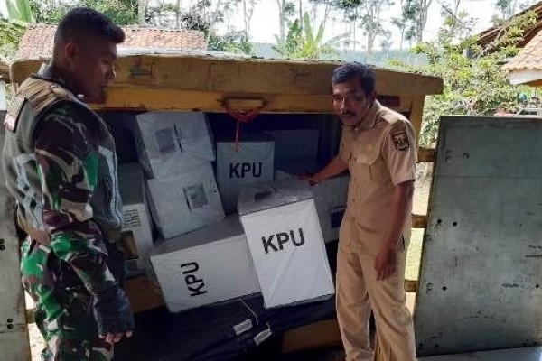 Masuk Daerah Bencana, Petugas KPPS Sukabumi Siapkan TPS Alternatif