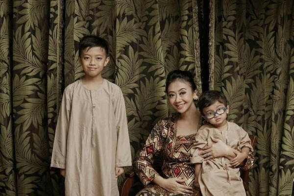 Kandungan Sempat Bermasalah, 10 Momen Asri Welas Lahirkan Anak Ketiga