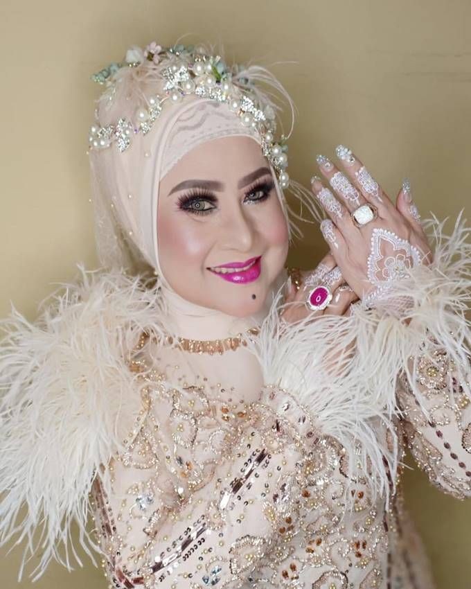 Usia 67 Tahun, 10 Potret Pedangdut Elvy Sukaesih yang Awet Cetar!