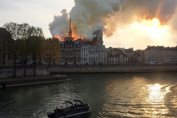 Api Melahap Katedral Notre Dame, Warga Paris Diselimuti Duka Cita