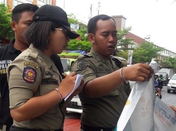 Tingkah Aneh Bule di Ubud Meresahkan, Naik ke Atap Rumah Warga