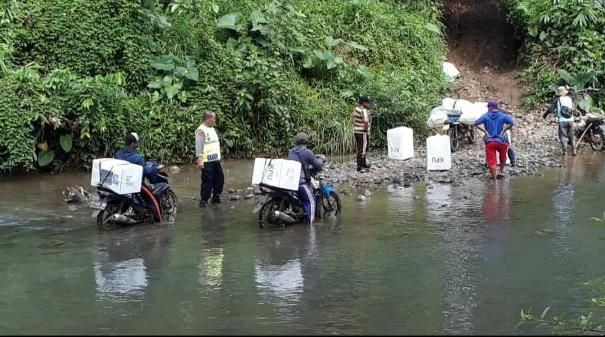 Perjuangan Petugas saat Kirim Logistik Pemilu di Pelosok Sukabumi