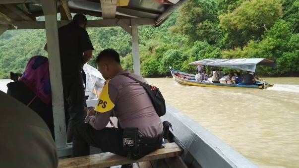 Perjuangan Petugas saat Kirim Logistik Pemilu di Pelosok Sukabumi