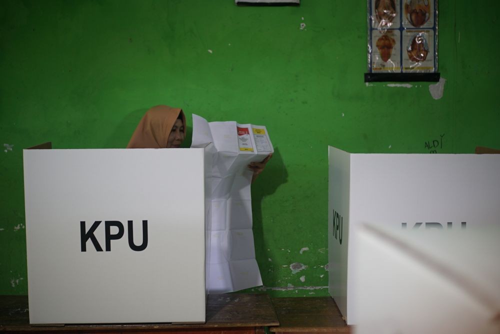 FOTO: Suasana Pemilu di Sulawesi Selatan, dari Jersey Hingga Baju Adat