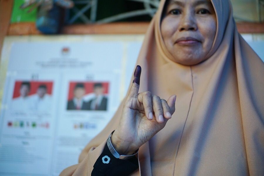 FOTO: Suasana Pemilu di Sulawesi Selatan, dari Jersey Hingga Baju Adat