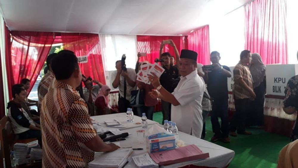 Ketika Bupati Lamongan Mencoblos Pakai Baju Putih