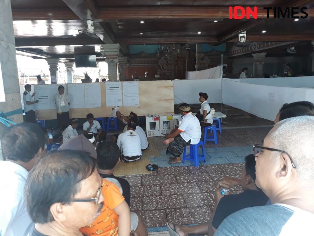 Suasana Pemilu di TPS 15 Denpasar, Bagi-bagi Tas Ramah Lingkungan