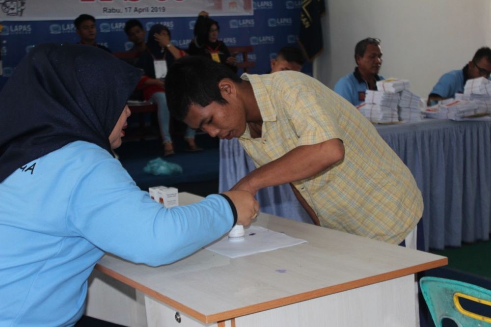 [Foto] Semangat Mencoblos di Lapas Kelas II A Sibolga