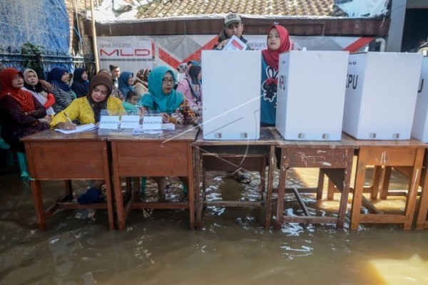 Jalan Terendam Banjir, Masyarakat Naik Perahu ke TPS untuk Nyoblos