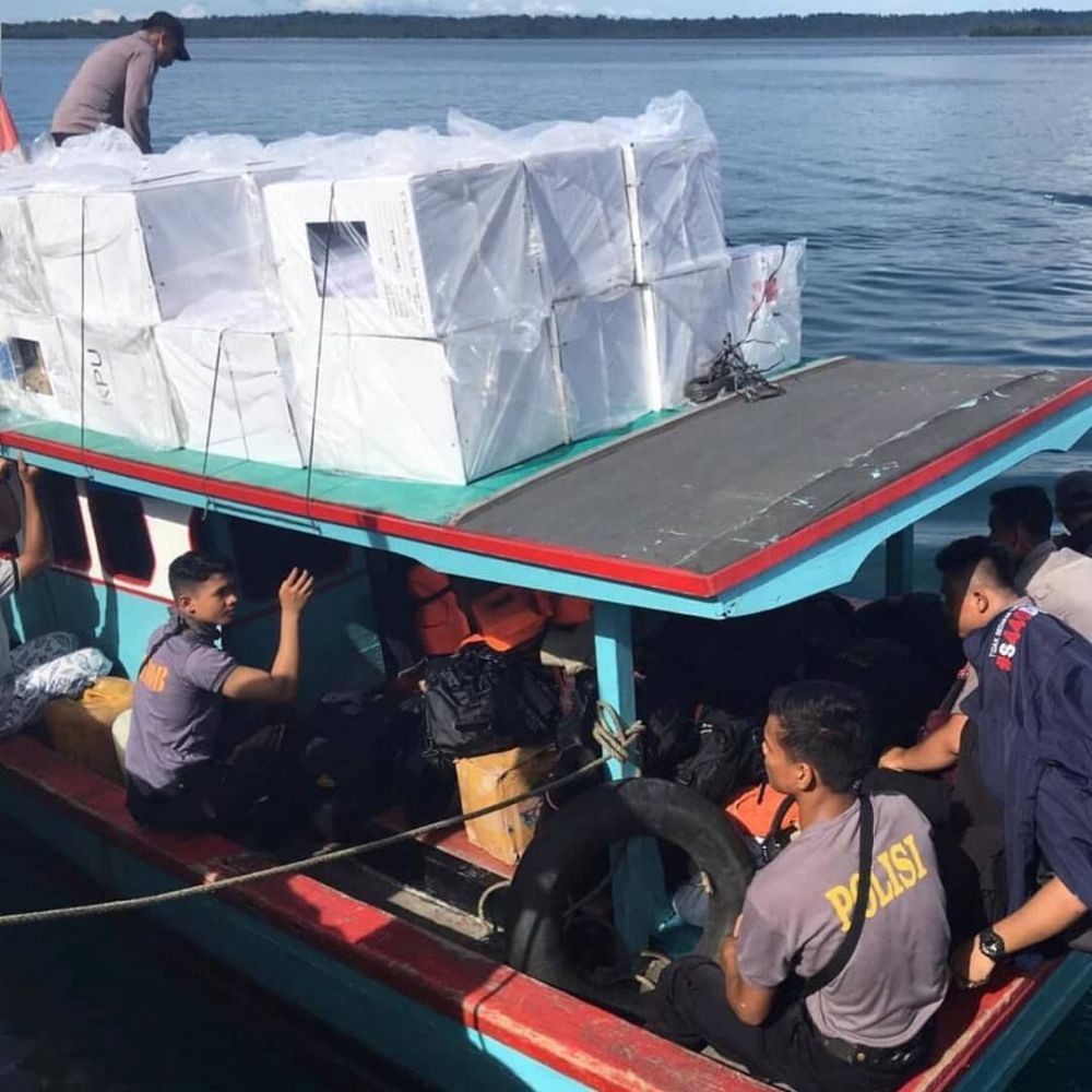 Distribusi Logistik Pemilu ke Nias Pakai Perahu Motor