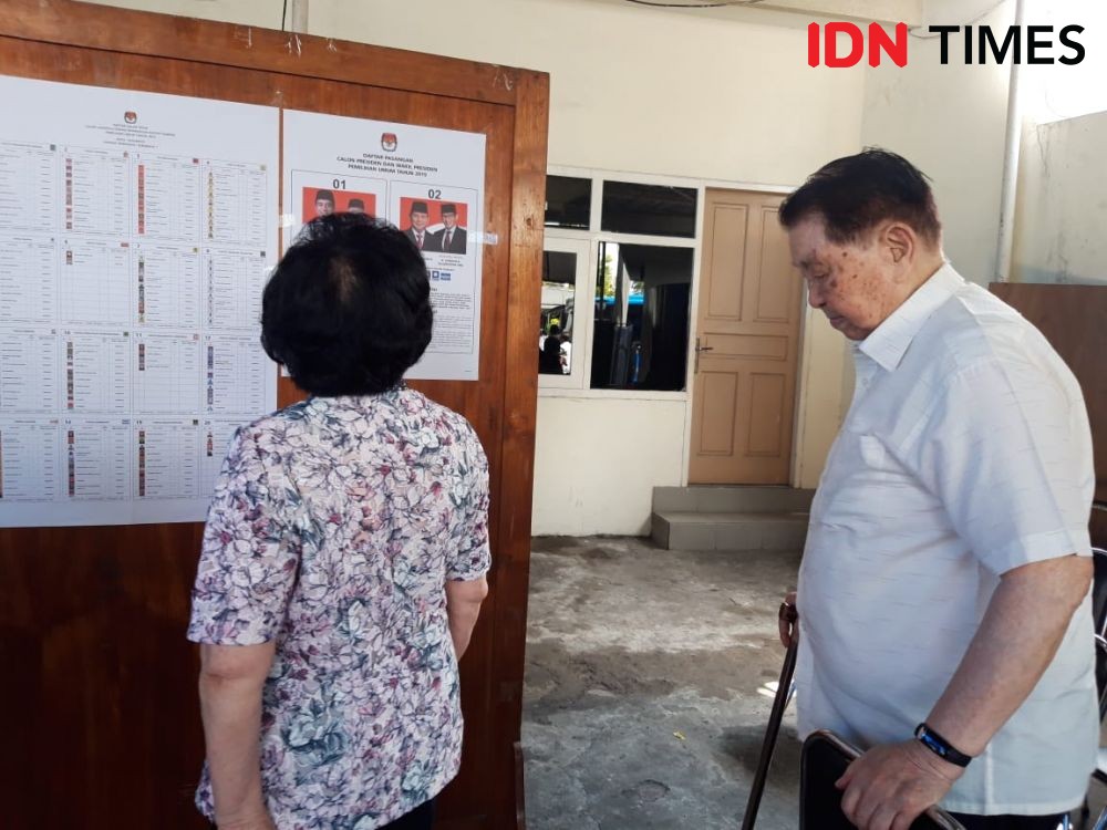 Sidak Keliling TPS-TPS, Risma Kaget Ada Pemilih Berusia 94 Tahun