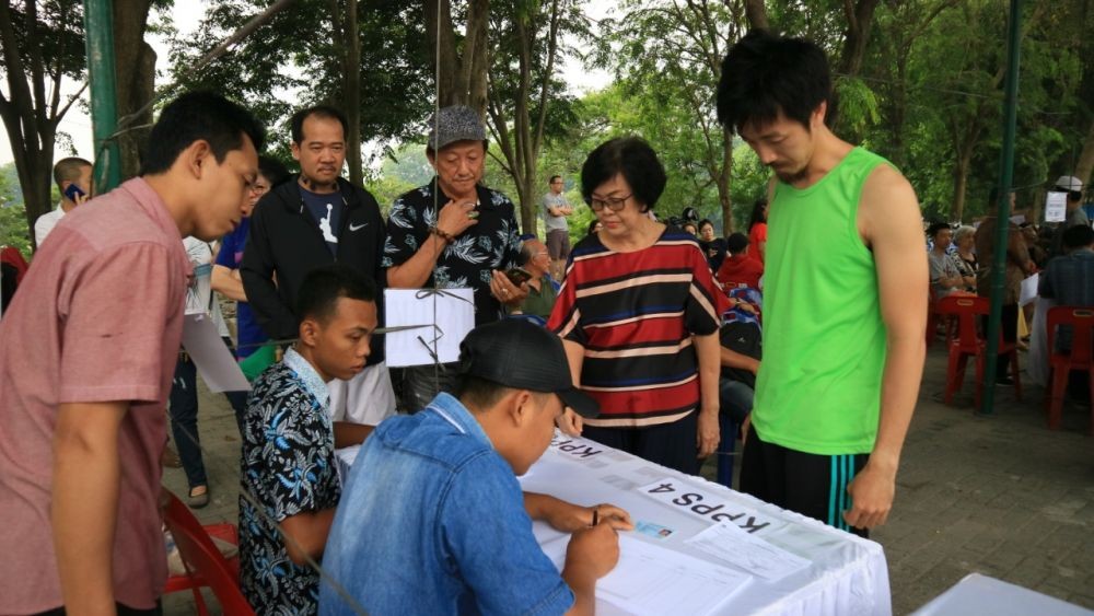 [FOTO] Walau Hujan Deras, Masyarakat Medan Antusias Mencoblos ke TPS