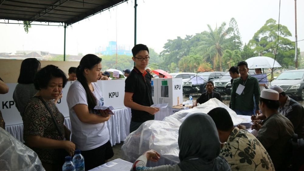 [FOTO] Walau Hujan Deras, Masyarakat Medan Antusias Mencoblos ke TPS