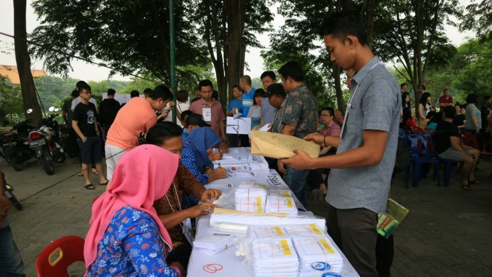 [FOTO] Walau Hujan Deras, Masyarakat Medan Antusias Mencoblos ke TPS