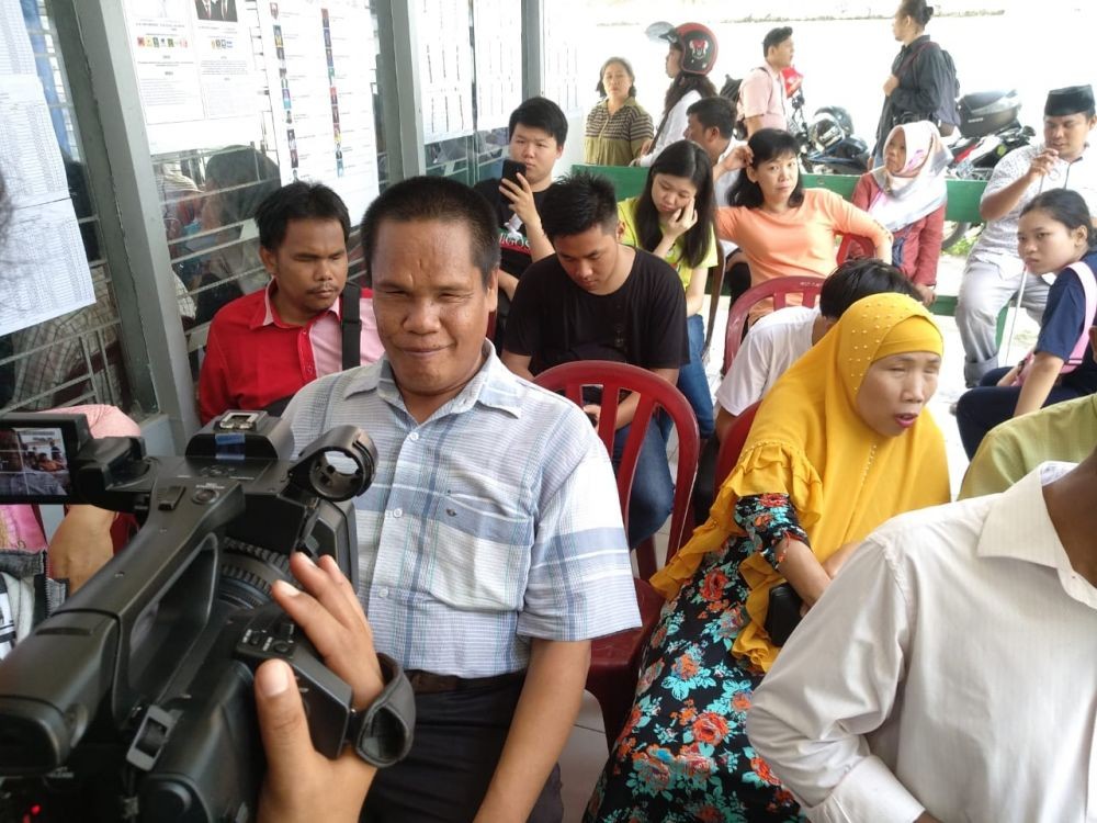 Ingin Indonesia Lebih Maju, Puluhan Pemilih Disabilitas Antre di TPS