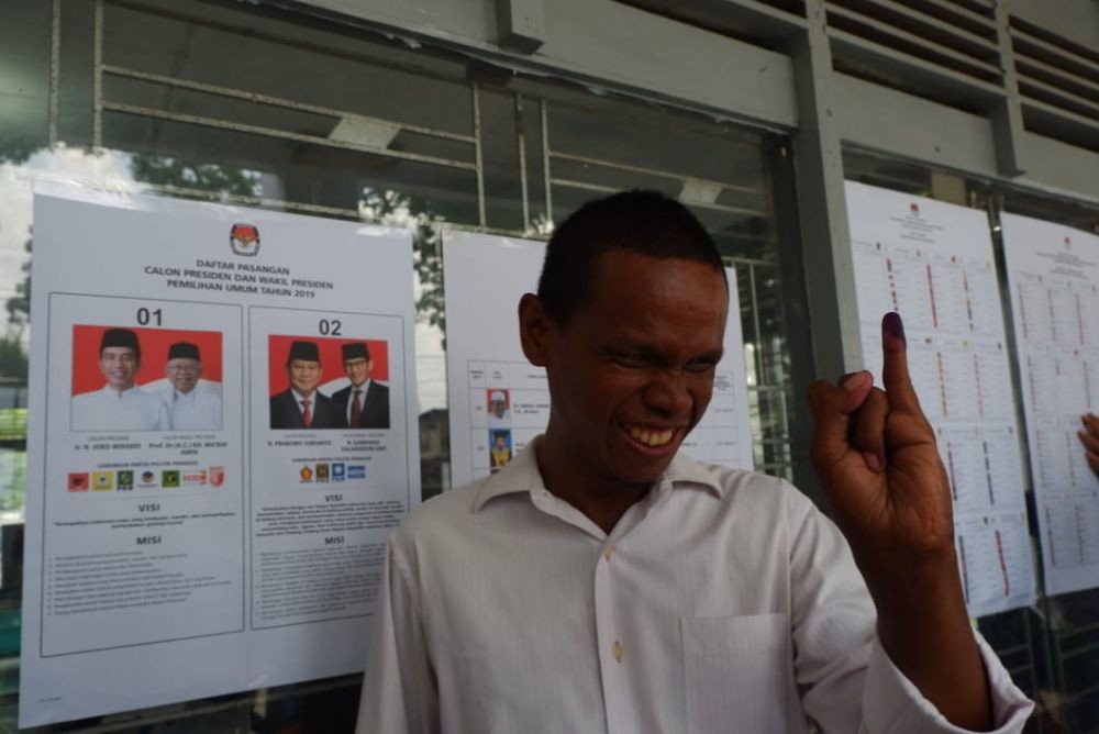 Ingin Indonesia Lebih Maju, Puluhan Pemilih Disabilitas Antre di TPS