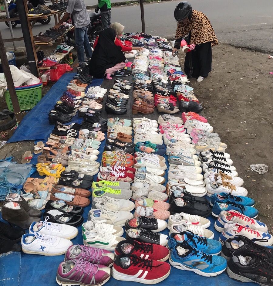 Berburu Sneakers Impor Bekas di Makassar