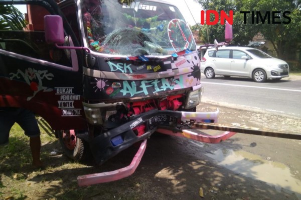 Honda Beat Tabrak Truk, Satu Alami Luka-Luka