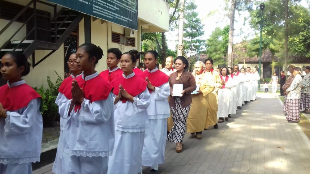 Ribuan Umat Katolik Ikuti Misa Jumat Agung di Gereja Ganjuran