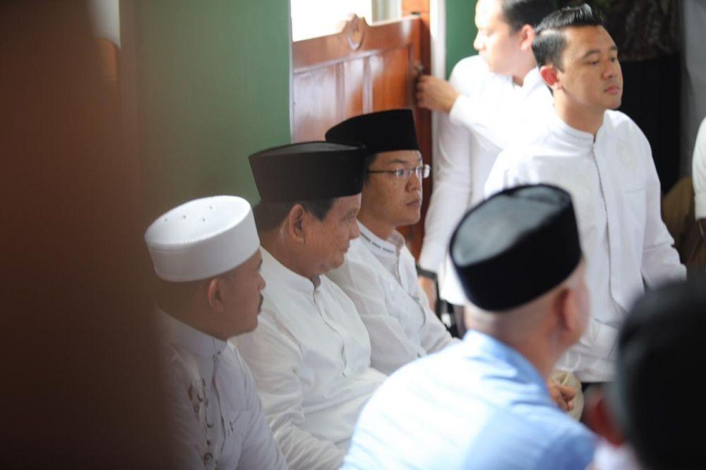 [FOTO] Sujud Syukur Prabowo Subianto di Masjid Al-Azhar