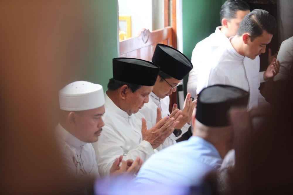 [FOTO] Sujud Syukur Prabowo Subianto di Masjid Al-Azhar