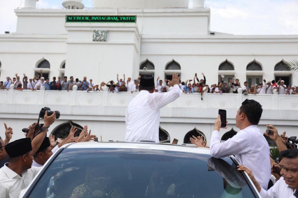 [FOTO] Sujud Syukur Prabowo Subianto di Masjid Al-Azhar