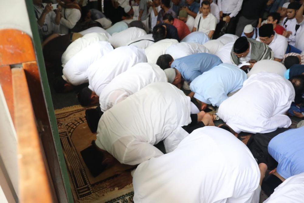 [FOTO] Sujud Syukur Prabowo Subianto di Masjid Al-Azhar