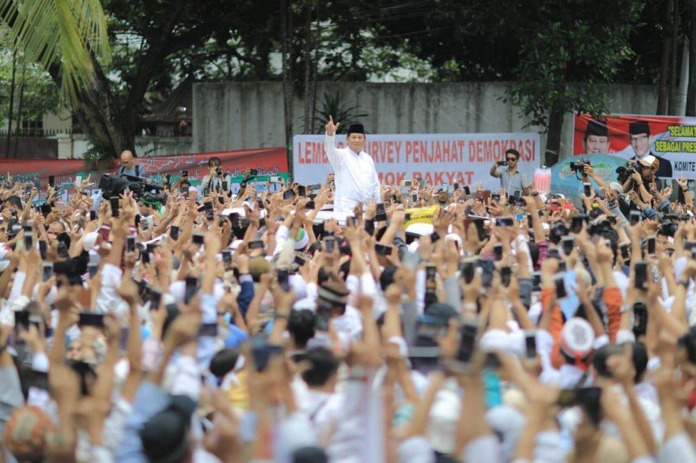 [FOTO] Sujud Syukur Prabowo Subianto di Masjid Al-Azhar