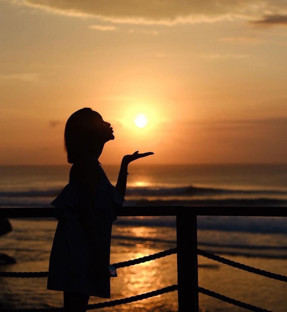 10 Potret Cita Citata Liburan ke Bali, Nikmati Sunset dan Yoga