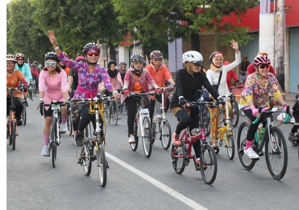 Hari Kartini, Ratusan Perempuan Berkebaya Gowes Bareng Gubernur Jateng