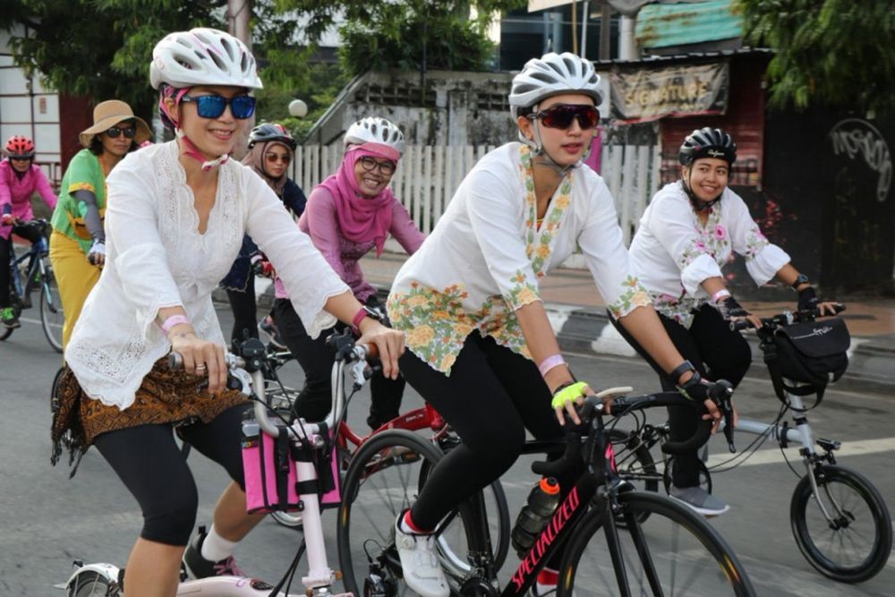 Hari Kartini, Ratusan Perempuan Berkebaya Gowes Bareng Gubernur Jateng