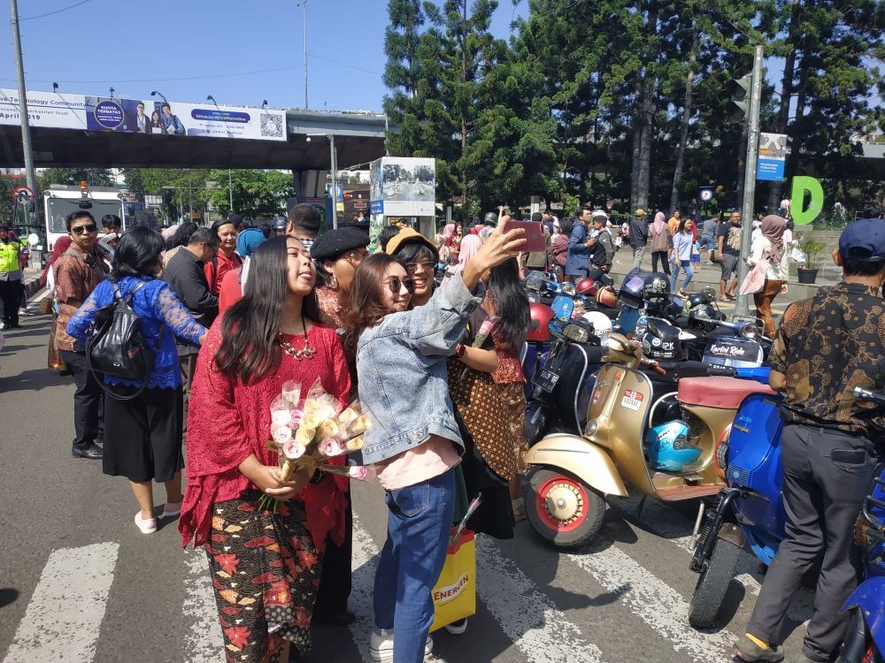 Gunakan Kebaya dan Vespa, Puluhan Perempuan Ramaikan Kartini Ride