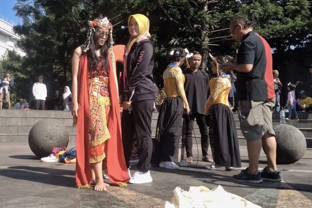 Peringati Hari Kartini, Wanita Ini Menari Sintren Selama 21 Jam 