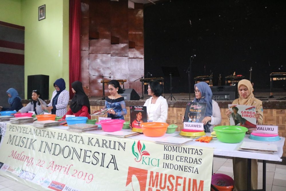 Hari Kartini, Museum Musik Indonesia Bersihkan Koleksi Piringan Hitam
