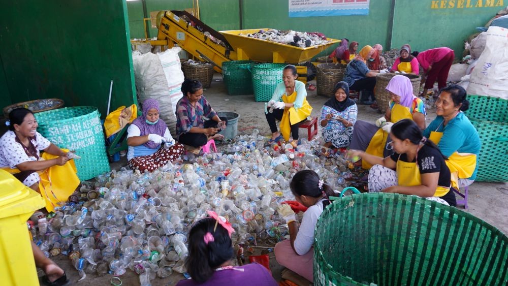 Tinggal di Muara, Masyarakat Muncar Keluhkan Sampah yang Terus Datang