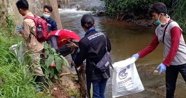 Aksi Relawan PMI Selamatkan Sungai dari Sampah Plastik di Sukabumi