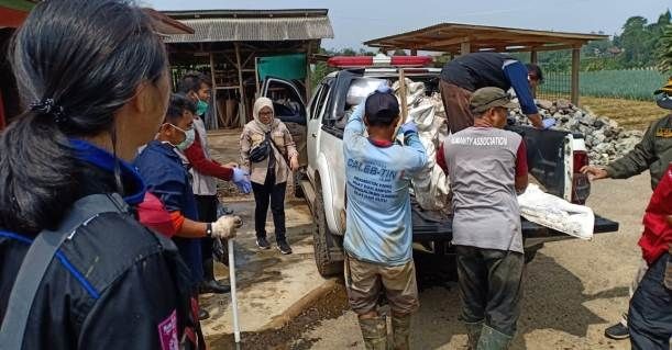Aksi Relawan PMI Selamatkan Sungai dari Sampah Plastik di Sukabumi