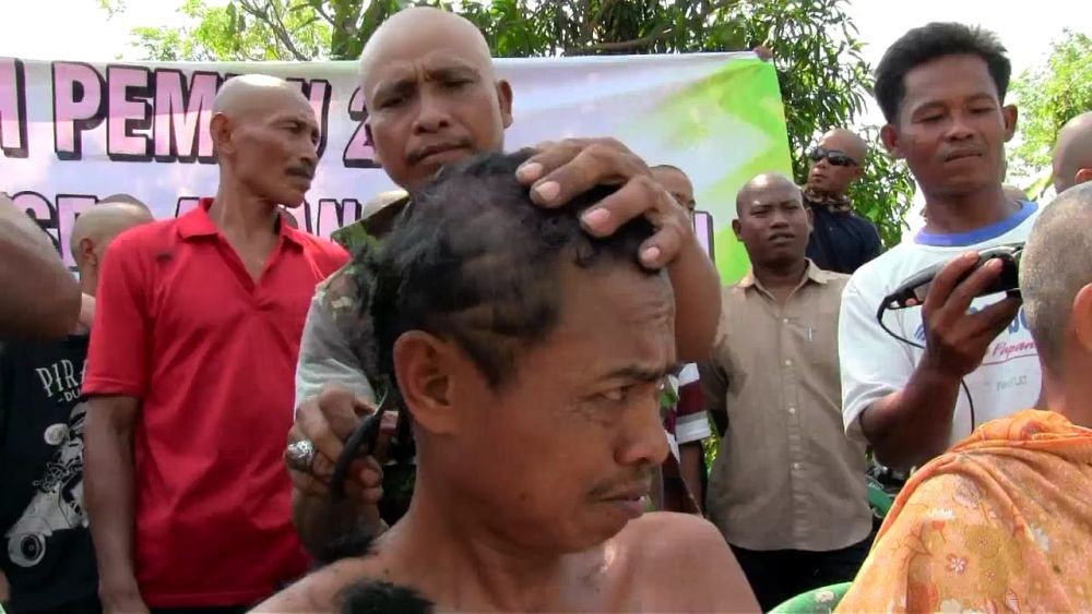 Pendukung Capres 01 dan 02, Kompak Cukur Rambut Bareng di Cirebon