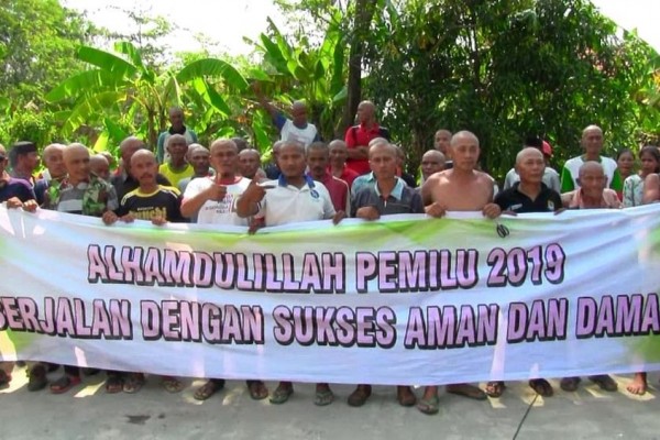 Pendukung Capres 01 dan 02, Kompak Cukur Rambut Bareng di Cirebon