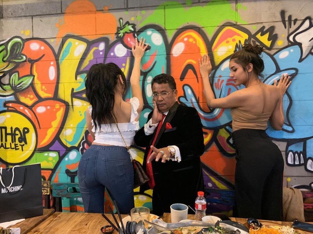 10 Potret Millen Cyrus Bersama Om Hotman Paris yang Manja Banget
