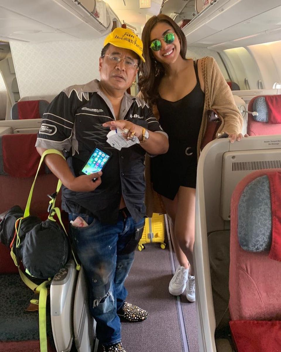10 Potret Millen Cyrus Bersama Om Hotman Paris yang Manja Banget