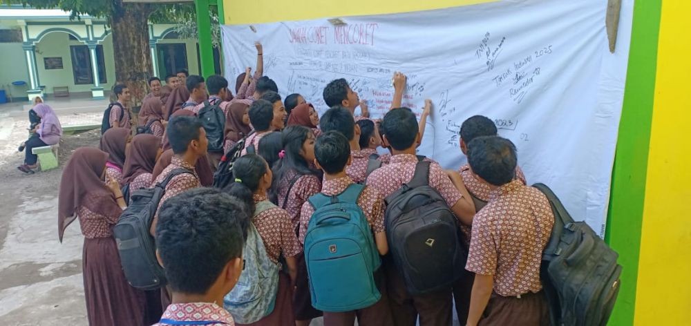 UNBK Usai, Siswa SMPN 7 Kumpul Seragam, Coret-coretnya di Spanduk