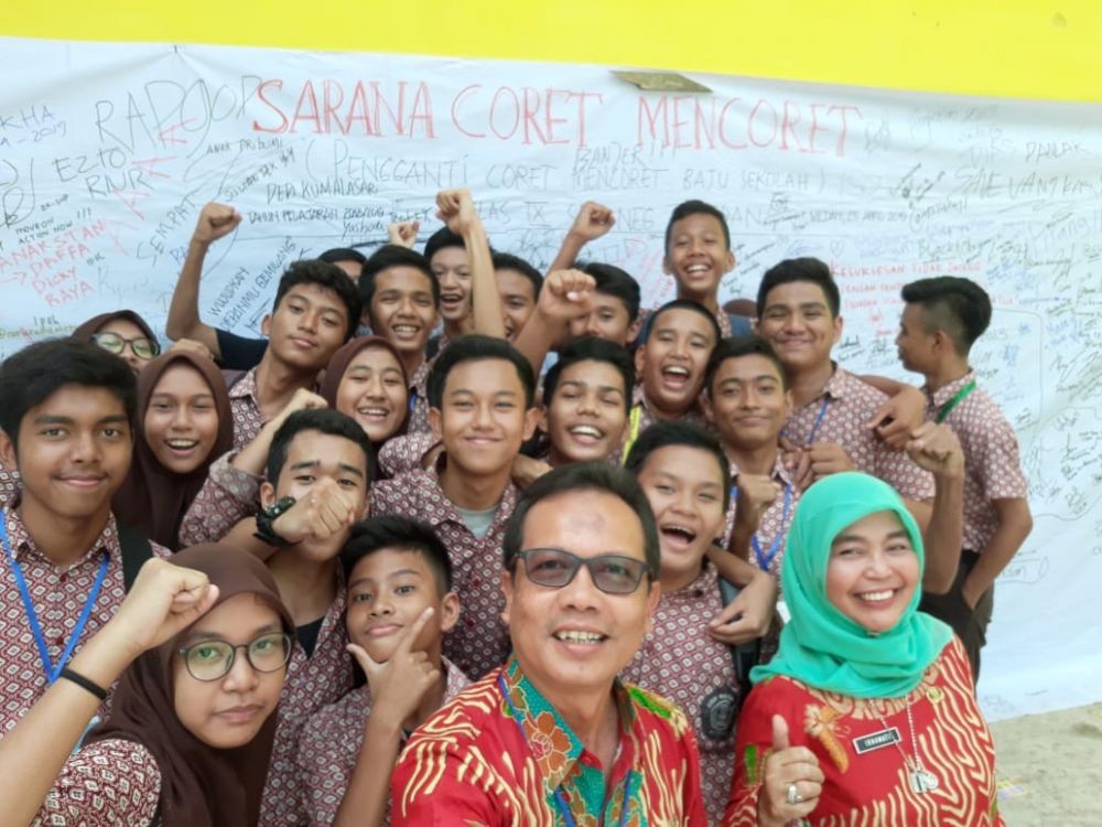 UNBK Usai, Siswa SMPN 7 Kumpul Seragam, Coret-coretnya di Spanduk