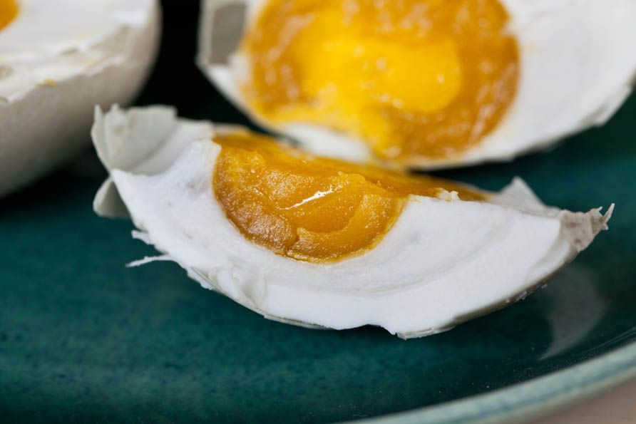 Salted egg. Salted Duck Egg. Утиное яйцо жареное. Яйца готовые. Соленые Утиные яйца.
