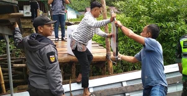 Kisah Miris Petugas Pemilu di Sukabumi, Bertaruh Nyawa di Atas Sungai