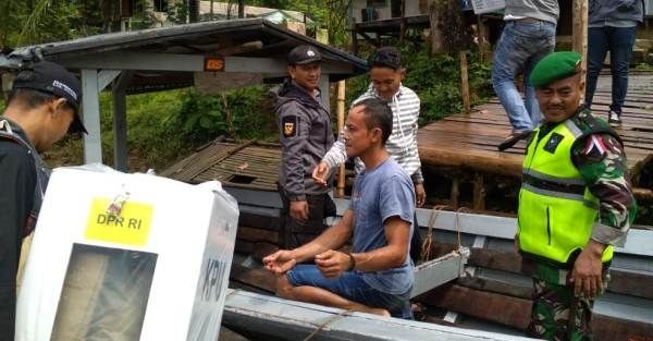 Kisah Miris Petugas Pemilu di Sukabumi, Bertaruh Nyawa di Atas Sungai