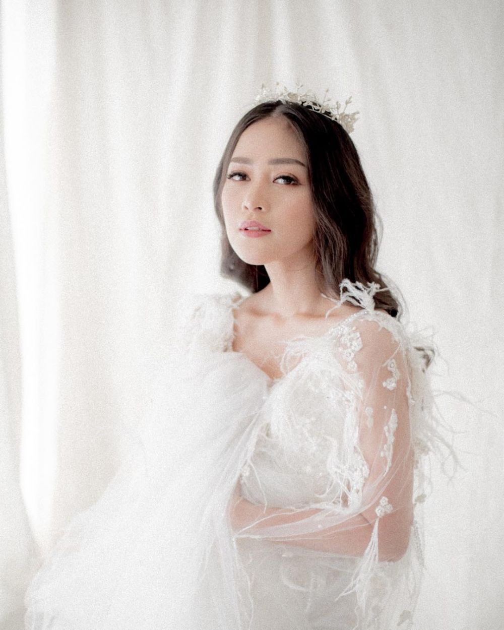 10 Potret Anggun Gracia Indri dalam Balutan Gaun Pengantin, Bak Peri