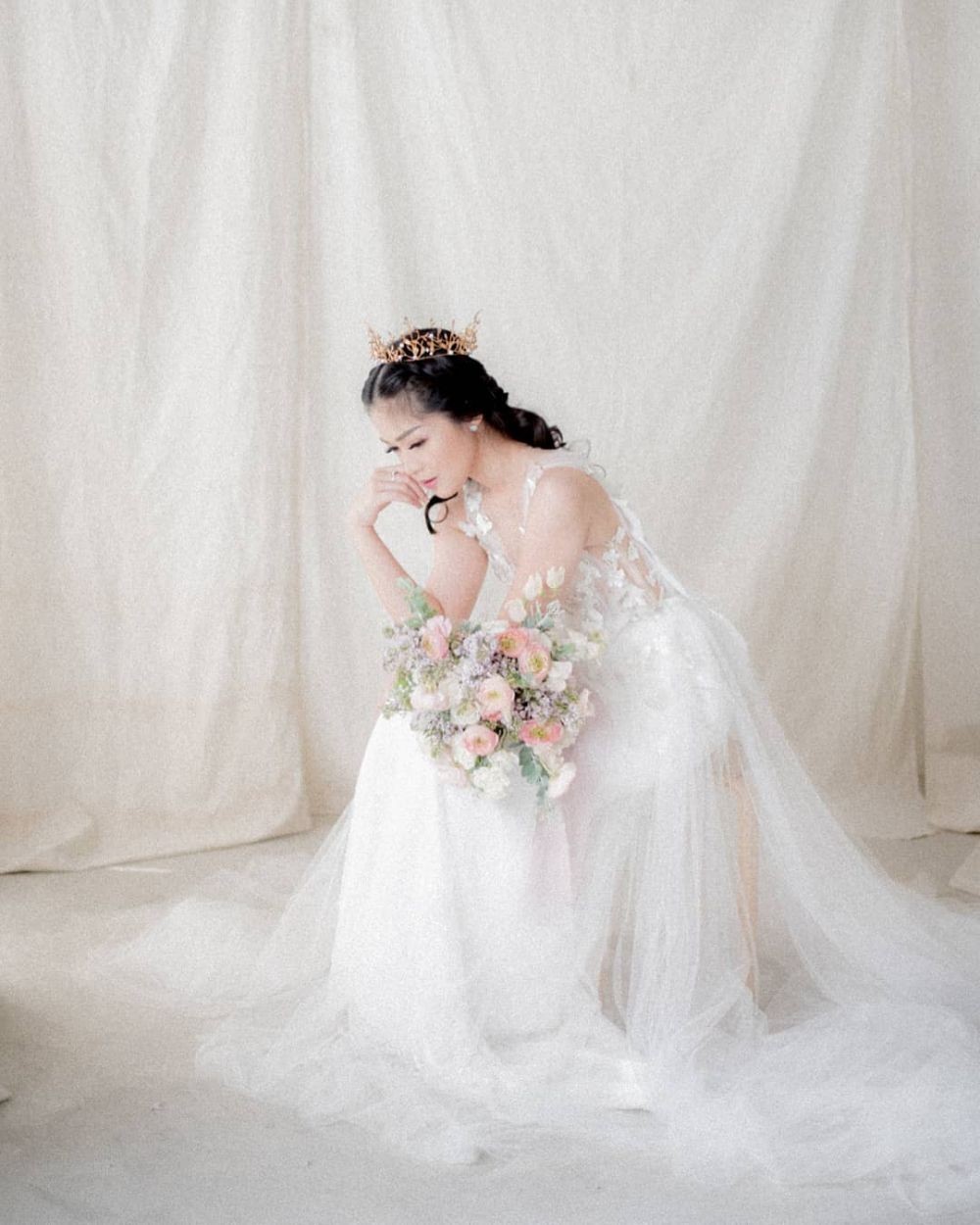 10 Potret Anggun Gracia Indri dalam Balutan Gaun Pengantin, Bak Peri