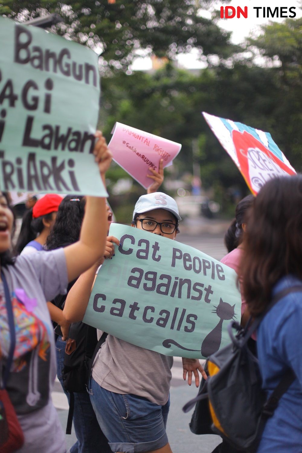 Aksi Seru Women's March di Taman Bungkul, Ini yang Mereka Serukan
