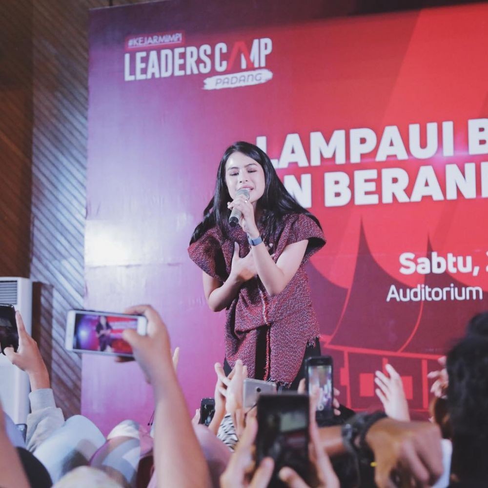 Prestasi Tanpa Sensasi, Ini Profil dan Perjalanan Karier Maudy Ayunda